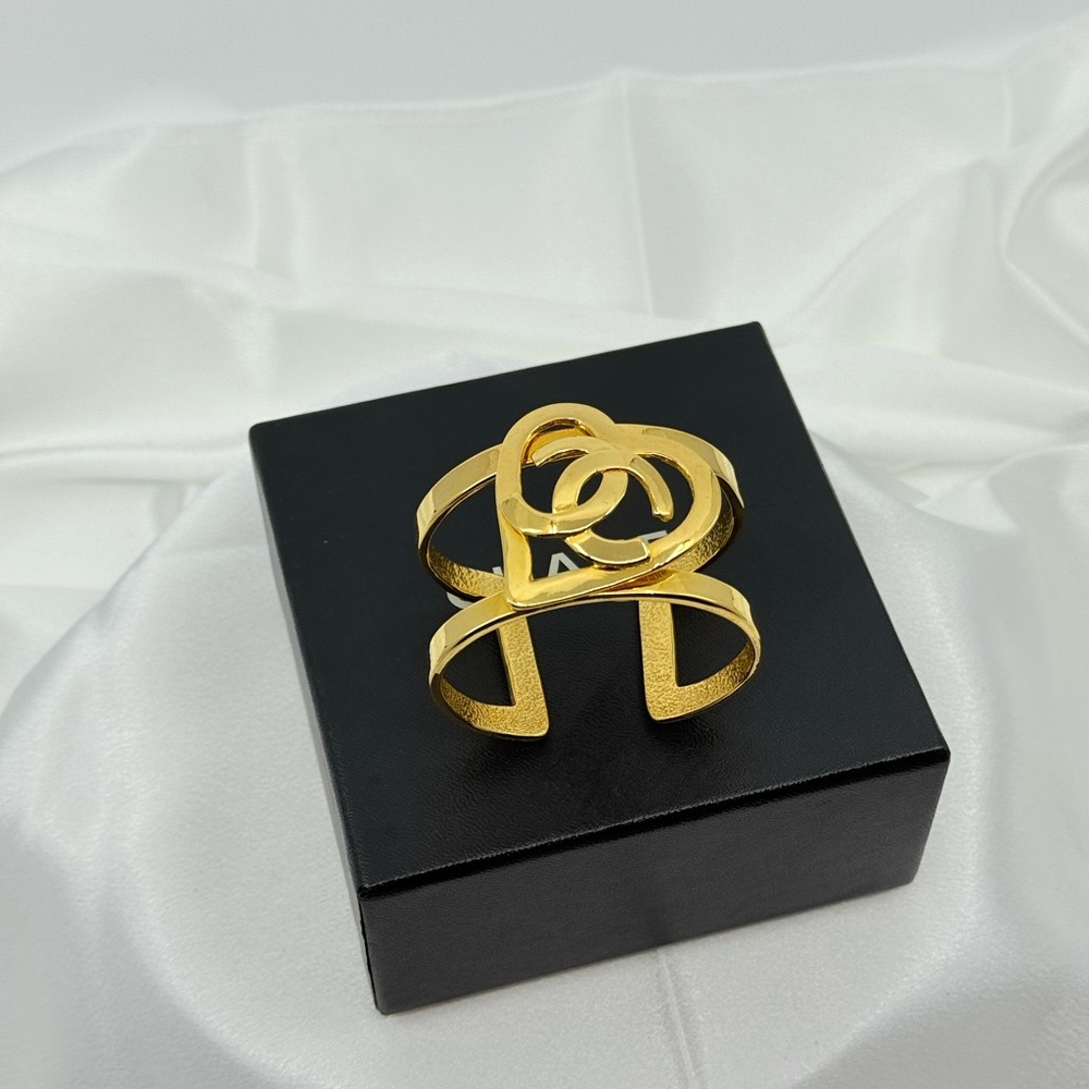 CHANEL Vintage Gold CC Heart Cuff Statement Bracelet - Picture 12 of 12